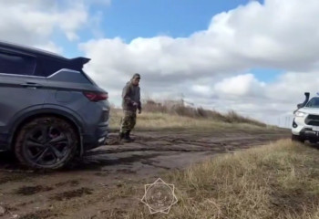 Сотрудники МЧС спасли трех человек из грязевой ловушки