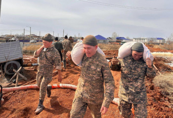 Паводковая угроза отступает: спасатели продолжают дежурить по всей стране