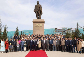 В Астане возложили цветы к памятнику академика Каныша Сатпаева