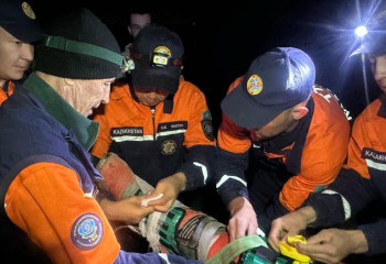 Турист сломал ногу в горах Алматы: спасатели несли его 10 километров на носилках