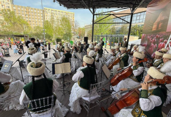 Нұрғиса Тілендиевтің 100 жылдығы: Алматыда көшпелі концерт өтті