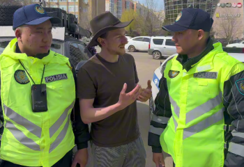 Американский турист поблагодарил полицейских в Уральске за помощь