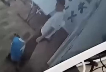 Сарыағашта даун синдромы бар баланы орталық маманы таяқпен ұрған