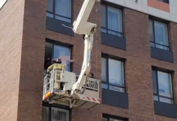 Спасение девушки от прыжка с высотки в Астане попало на видео