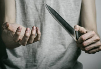 15 жастағы қыз әкесін пышақтап өлтірді