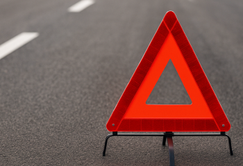 Ақмола облысында көлік жол жиегінде кетіп бара жатқан төрт адамды қағып кетті