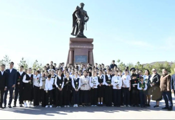 Астаналық оқушылар Бауыржан Момышұлының ескерткішіне тағзым етті