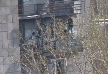 Жителя Усть-Каменогорска спасли от прыжка с 9-го этажа