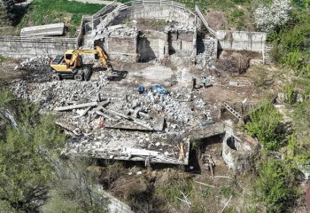 В предгорьях Алматы сносят трехэтажное здание в оползнеопасной зоне