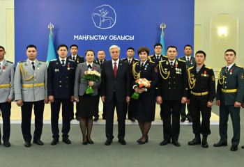 Токаев наградил сотрудников правоохранительных органов Мангистауской области