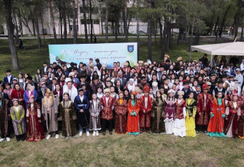 Алматыда Абай әндерін 1000 студент хормен орындады