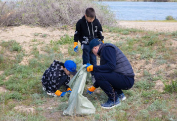 На берегу Или прошла масштабная акция ко Дню охраны памятников