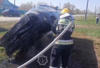 Огнеборцы МЧС спасли легковушку от уничтожения огнем