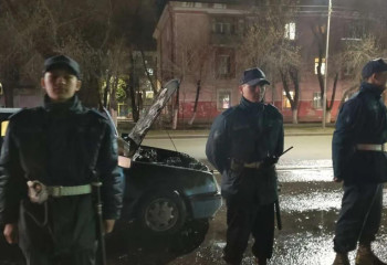 Гвардейцы спасли автомобиль от огня в Павлодаре до прибытия пожарных
