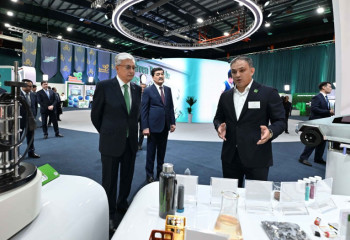 «Таза Қазақстан»: Тоқаев экофестивальге арналған көрмені тамашалады