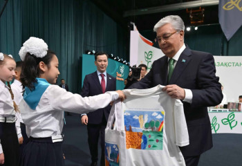 Школьница из Атырау представила Президенту рисунки о бережном отношении к воде