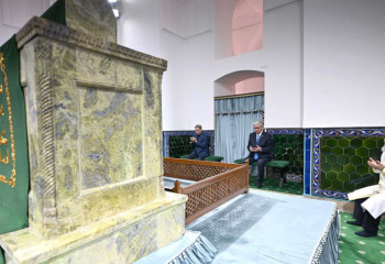 Тоқаев пен Бердімұхамедов Қожа Ахмет Ясауи кесенесіне зиярат етті