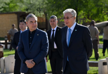 Тоқаев пен Бердімұхамедов «Этноауыл» кешенін аралады