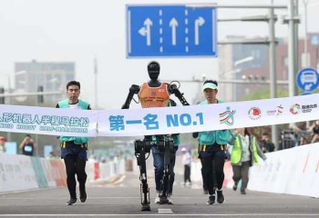 Человекоподобные роботы впервые пробежали полумарафон вместе с людьми