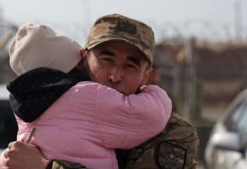 Астанадағы Жеңіс парадына қатысушылардың отбасылары лагерлерді аралады