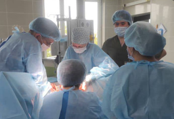 15 высокотехнологичных операций показали в прямом эфире на медконференции в Алматы