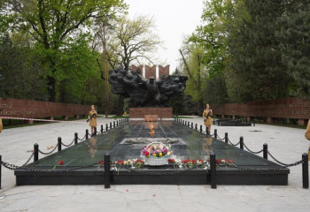 Школьники Алматы заступили на Вахту памяти у Вечного огня