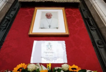 Похороны Папы Франциска пройдут 26 апреля: в Ватикан прибудут мировые лидеры и королевские семьи