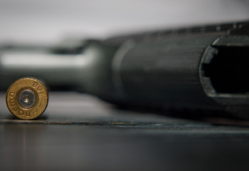 «Көшедегі шулаған жастарды тыныштандырмақ болған». Ер адам әйелді атып өлтірді