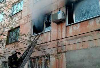 Павлодарда бес қабатты үйдегі өрт кезінде 3 бала құтқарылды