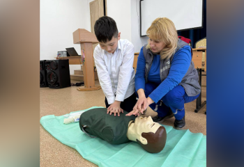 В Костанайской области фельдшеры скорой обучают школьников спасать жизни