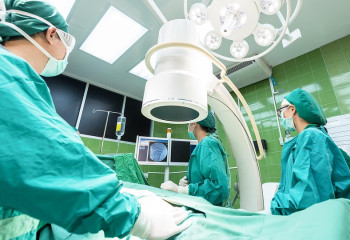 Хирург 66 жастағы науқастың ішіне 20 сантиметрлік құрал қалдырып кеткен