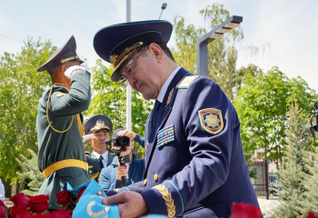 В Жуалы открыли мемориальную доску Бауыржану Момышулы — к 115-летию Героя и 80-летию Победы