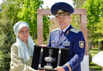 Жамбыл облысында Бауыржан Момышұлына арналған ескерткіш тақта ашылды