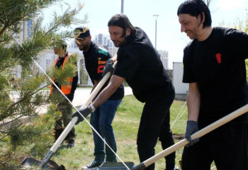 Легенды мирового футбола посадили саженцы на территории Ботанического сада Астаны в рамках акции «Таза Қазақстан»