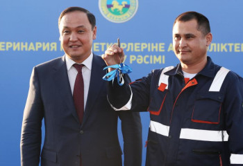 Жамбылда ветеринарларға 50 қызметтік автокөлік кілті табысталды