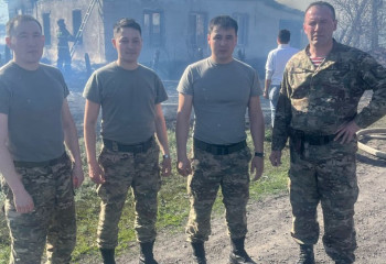 Ұландықтар өртеніп жатқан үйден балаларды алып шықты