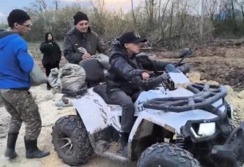 Юный житель СКО помогает укреплять дамбу в родном селе