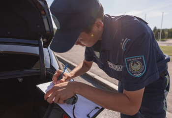 Мужчина в Астане лишился прав за езду с поддельными госномерами