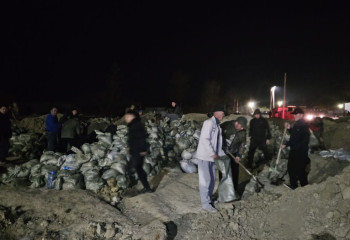 В селе Тепличное задействовано 1,6 тысячи человек для укрепления дамбы