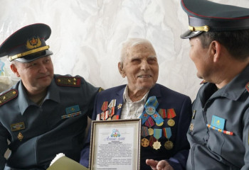 В Абайском гарнизоне поздравили ветеранов с Днем Победы