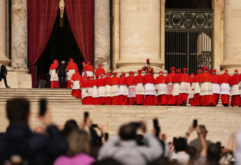 Десятки тысяч верующих простились с Папой Франциском на площади Святого Петра