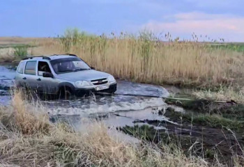Қостанай облысында ТЖМ құтқарушылары екі көлікті батпақтан шығарды