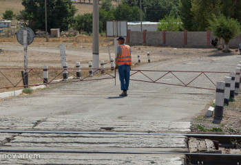 Поезд врезался в трактор на переезде участка Есиль — Аркалык