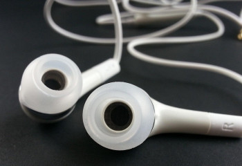 Үнемі құлаққап тағып жүрген қыздың жағдайы елді шошытты