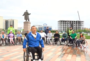 Люди на инвалидных колясках вместе с патрульной полицией вышли на улицы Атырау