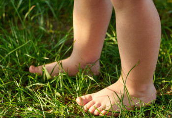 Үш жасар бүлдіршін анасын іздеп үш шақырым жаяу жүрген