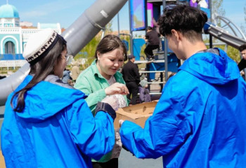 15 кило счастья: в Астане прошла необычная акция ко Дню единства