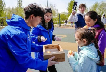 Астанада еріктілер тұрғындарға бауырсақ таратты