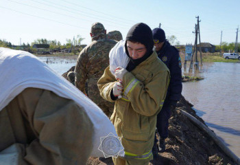 Угрозу паводка удалось снизить в селе Долматово СКО: уложены десятки тысяч мешков и построены дамбы