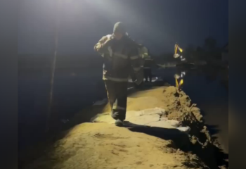 Спасатели из Карагандинской области помогают бороться с паводком в Северном Казахстане